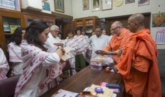 Entrega de material al Hospital benéfico Ramakrishna Mission Sevashrama de KanKhal